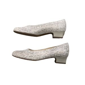 Trotters Doris 9.5 leather slip on pumps with snakeskin print. Classic comfy